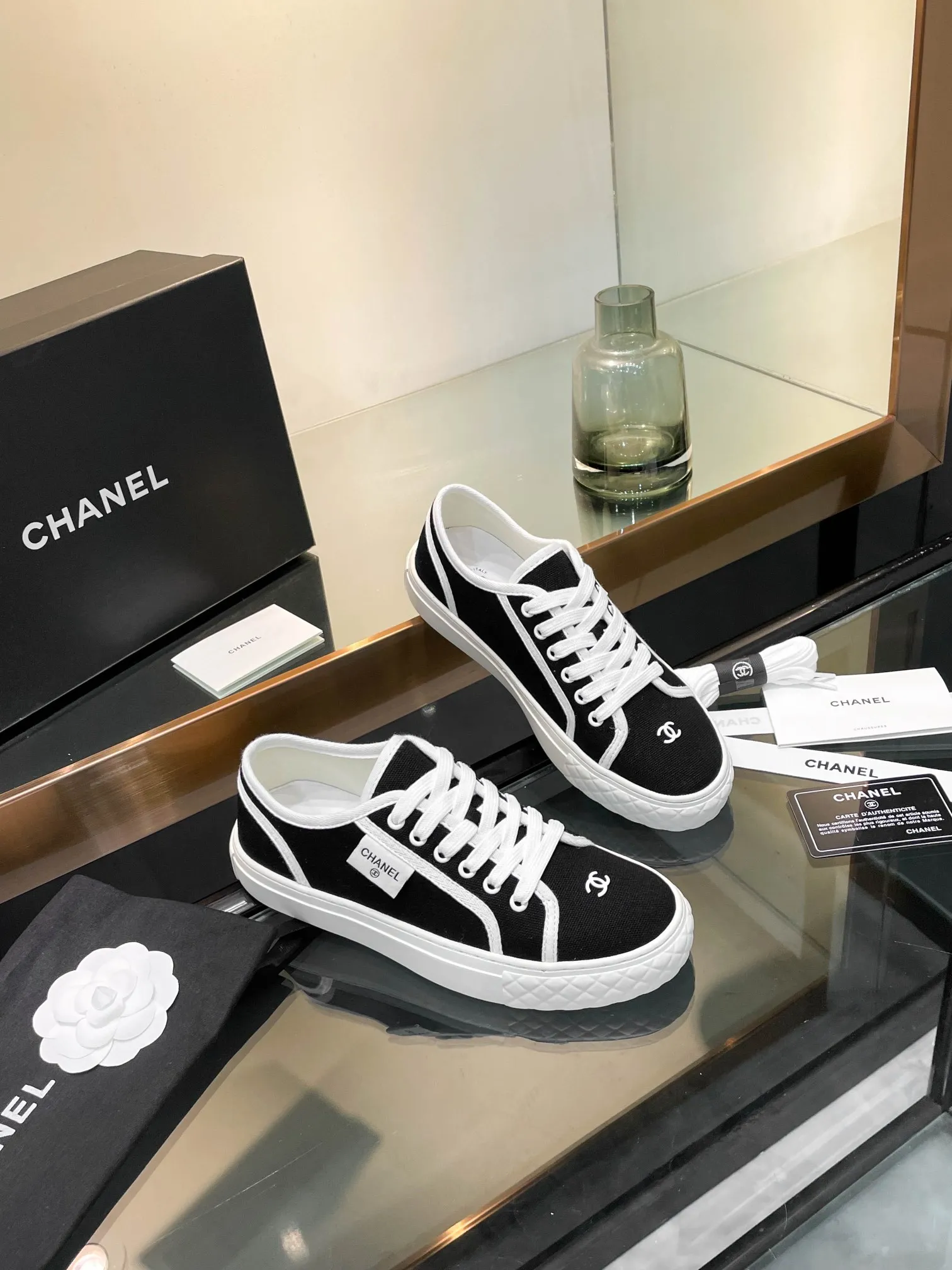 👟👟Ex-factory price 400👟👟 Chanel 2024SF Chanel The latest and currently super popular biscuit shoes, the Internet celebrity Xiaohongshu is crazy about it. It is on sale with a cute and cute style with a bit of retro flavor! The shape is special, very recognizable, slimming and long legs, absolutely powerful, very comfortable to wear, good-looking, comfortable, and height-increasing. I must recommend it to everyone. The main feature of this year's series, minimalist style, fabric: original customized canvas, feet: sheepskin. Number of yards: 35-39 (custom order of 40 pieces is non-refundable)